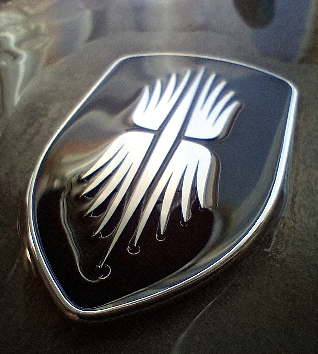 The keyfobs are in brass and the hood badge in aluminium and resin.